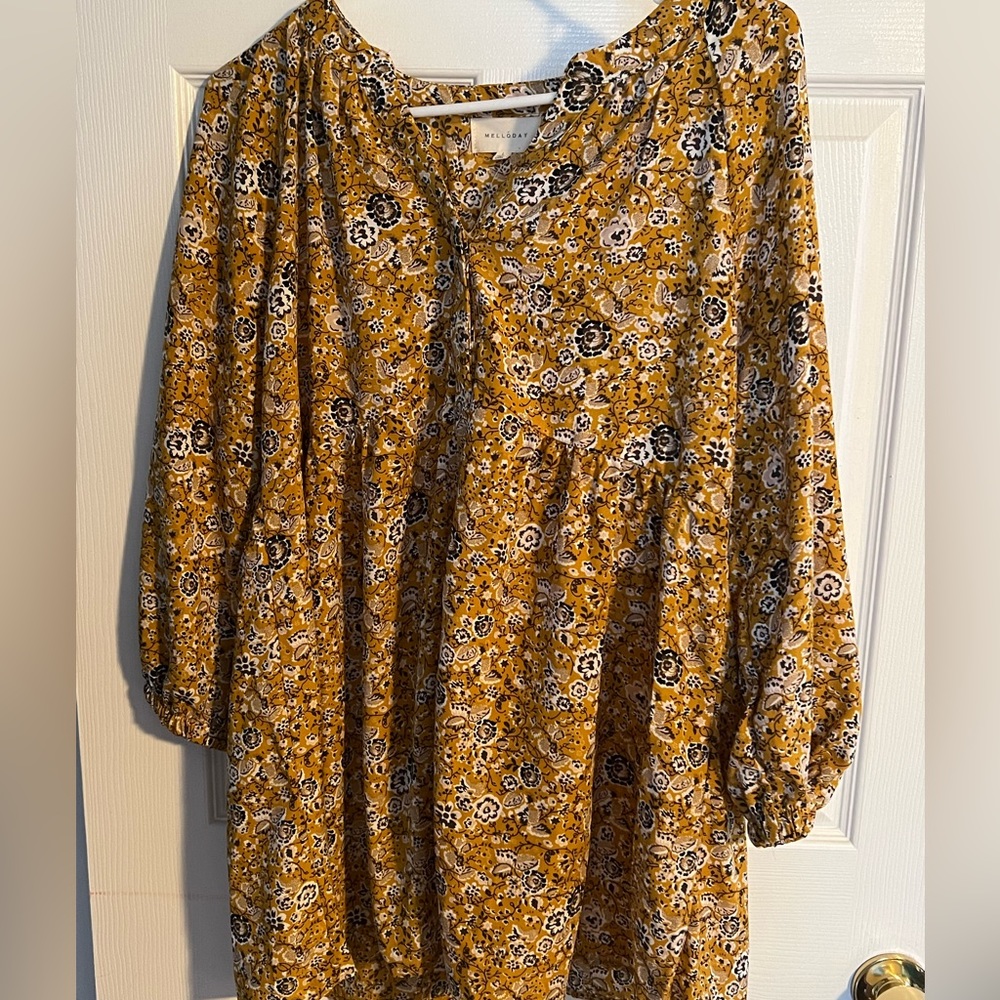 Black, white and orange floral baby doll top. Size large.